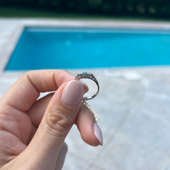 Diamond emerald simple ring - Picture 3 of 6